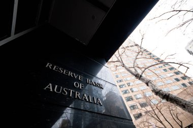 Melbourne, Avustralya - 26 Temmuz 2018: Rezerv Bankası siyah granit duvar Melbourne Avustralya Avustralya adı ile yüksek binalar bir yansımasıdır. Rba bina 60 Collins St, Melbourne Vic 3000 Avustralya yer alır.