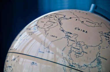 Bir retro eski Klasik vintage dünya Globe yönetim kurulu odasında Çin Hindistan ve Güney Doğu Asya ülkeleri haritası