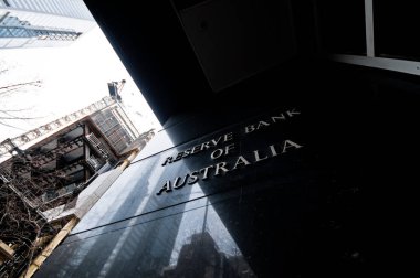Melbourne, Avustralya - 26 Temmuz 2018: Rezerv Bankası siyah granit duvar Melbourne Avustralya Avustralya adı ile yüksek binalar bir yansımasıdır. Rba bina 60 Collins St, Melbourne Vic 3000 Avustralya yer alır.