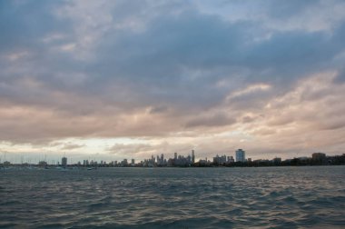 Melbourne Avustralya 'da gökdelenler, okyanus ve yüksek ofis ve konut kuleleri ile geniş açılı akşam manzarası