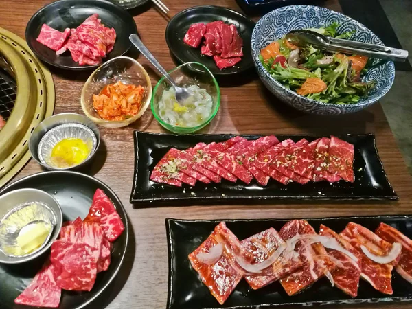 Varios premium japonés Wagyu jaspeado carne a la parrilla yakiniku fi — Foto de Stock