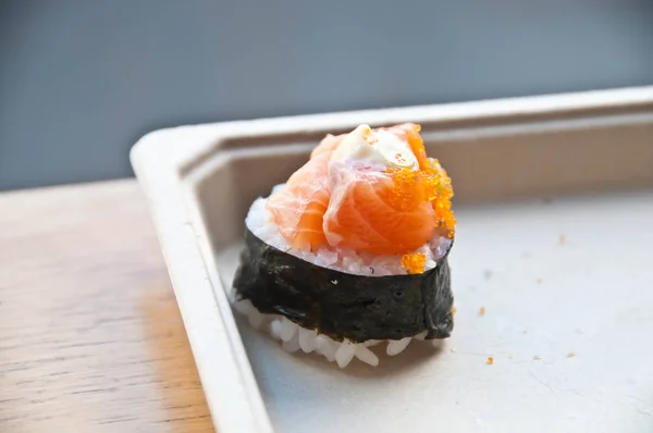 Naranja dorado fresco sabroso salmón japonés crudo vientre con crema a —  Fotos de Stock