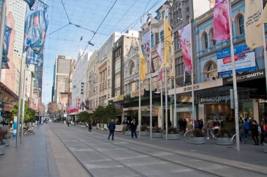 Melbourne, Avustralya - 26 Temmuz 2018: Tramvay yolu ve ortak footpa