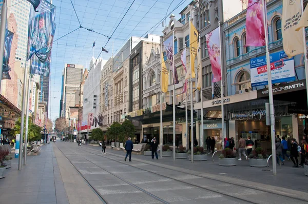 Melbourne, Australië-26 juli 2018: tramweg en gedeelde footpa — Stockfoto