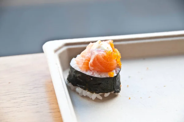 Naranja dorado fresco sabroso salmón japonés crudo vientre con crema a —  Fotos de Stock