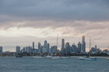 Melbourne Victoria Avustralya'da St Kilda iskele plajmelbourne siluetinin güzel yüksek katlı bina Sahnesi