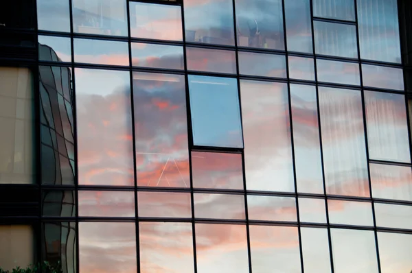 Reflectie van pastel zon ingesteld op venster glas van moderne corporate — Stockfoto