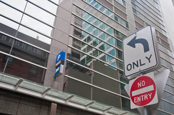 MELBOURNE, AUSTRALIA - JULY 30, 2018: Arrow sign to only turn left sign — Stock Photo, Image