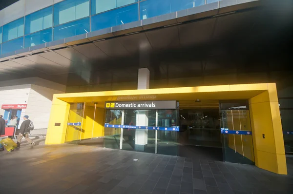 MELBOURNE, AUSTRALIA - 26 DE JULIO DE 2018: Entrada al edificio de la terminal de llegadas nacionales del aeropuerto de Melbourne —  Fotos de Stock