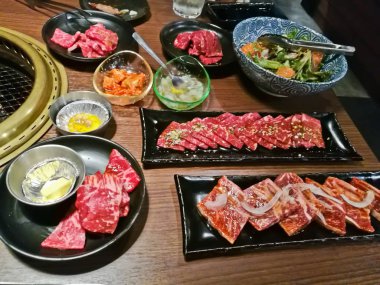 Çeşitli prim Japon Wagyu ebru ızgara sığır yakiniku fi