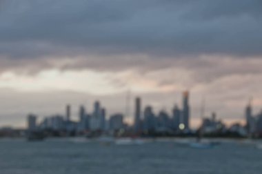 Oce ile gökdelenler ufuk bulanık soyutlanmış akşam sahnesi