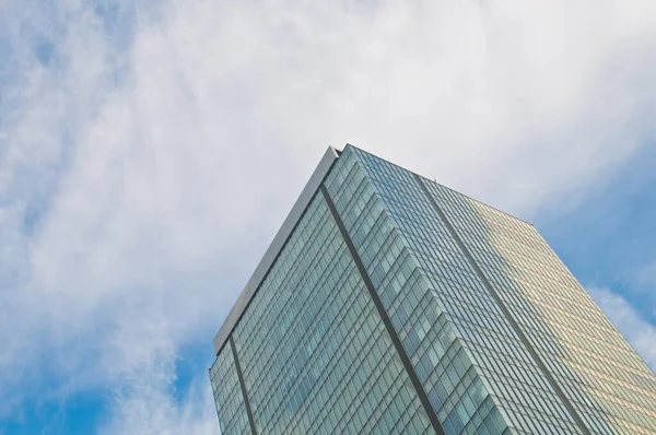 Großer Majestätischer Großer Moderner Firmensitz Mit Blauem Himmel Und Wolken — Stockfoto