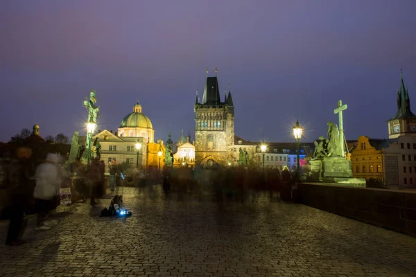 Charles Köprüsü insanlarla dolu, Prag