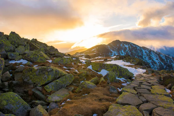Dağlardaki ilk kar, Derese, Low Tatras, merkez Slovakya