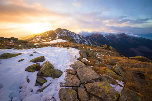 Dağlardaki ilk kar, Derese, Low Tatras, merkez Slovakya