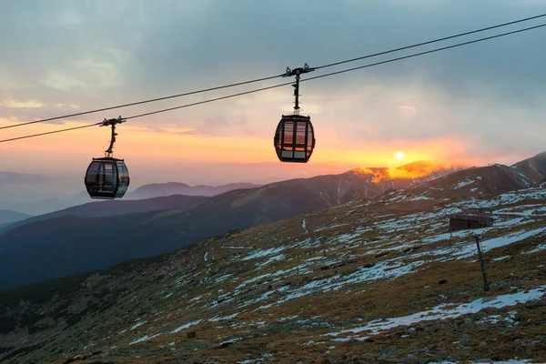 Gondole à téléphérique au coucher du soleil. Tatras basses, Chopok — Photo