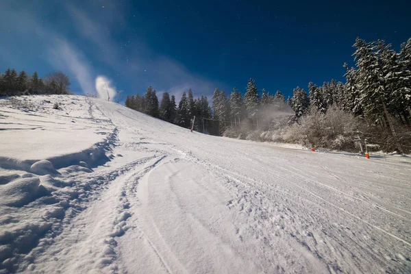 Souffleurs de neige travaillant la nuit sur la pente — Photo