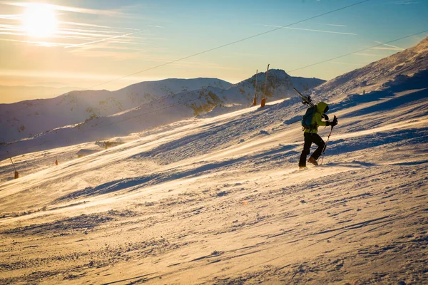 Un skieur marche en montée, Chopok, Low Tatras, Slovaquie — Photo