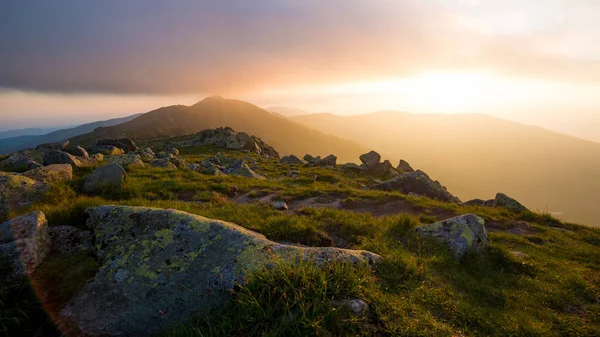 Sonnenuntergang in der niedrigen Tatra, untergehende Sonne scheint durch Wolken über dem Berg — Stockfoto