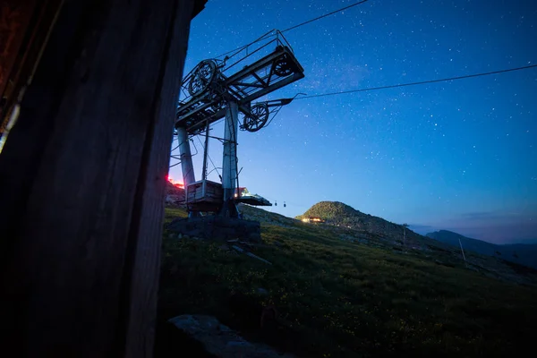 Ancienne station de ski décrépite dans les montagnes la nuit, Chopok, Low Tatras, Slovaquie — Photo
