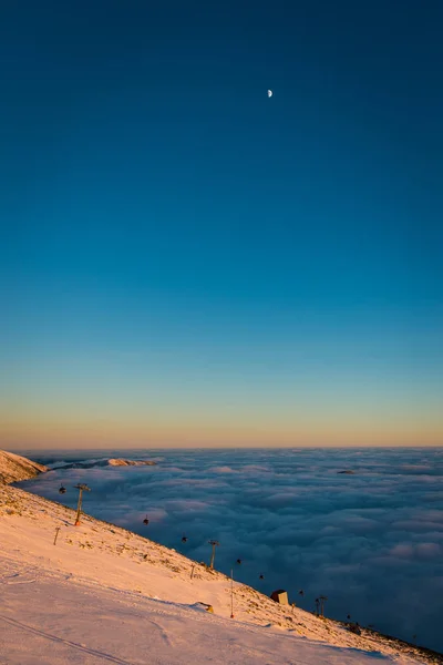 Bulutların üstünde gün batımı. Chopok 'ta Kış Dönüşümü - Low Tatras Ulusal Parkı, Slovakya