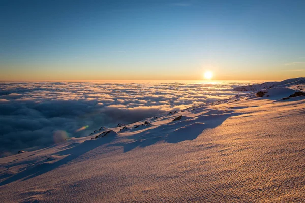 Pôr do sol acima das nuvens. Inversão de inverno no Parque Nacional Low Tatras, Eslováquia . — Fotografia de Stock