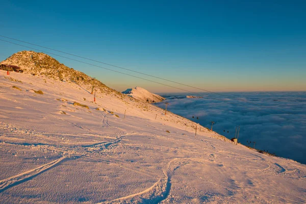 Coucher de soleil au-dessus des nuages. Inversion hivernale à Chopok - Parc national des basses Tatras, Slovaquie — Photo