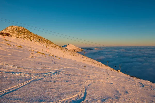 Bulutların üstünde gün batımı. Chopok 'ta Kış Dönüşümü - Low Tatras Ulusal Parkı, Slovakya
