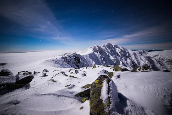 Noite estrelada de inverno nas montanhas. Inversão e nuvens em um vale. Low Tatras National Park, Eslováquia — Fotografia de Stock
