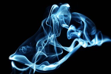 siyah bir arka plan üzerinde renkli duman