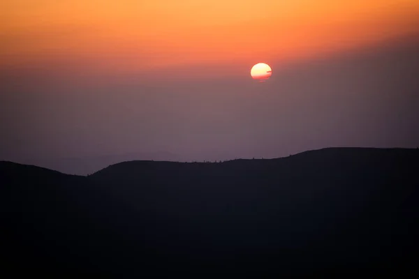 Silhuett av berg och solnedgång ovan, solnedgång på bergen, landskap med berg vid solnedgången — Stockfoto