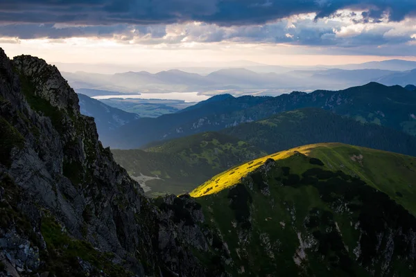 Blick vom Dumbier Low Tatras Nationalpark, wunderschöner Sonnenuntergang auf den Bergen — Stockfoto