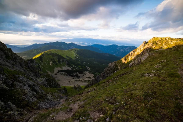 Blick vom Dumbier Low Tatras Nationalpark, wunderschöner Sonnenuntergang auf den Bergen — Stockfoto