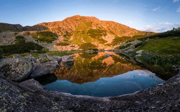 Hermoso amanecer en las montañas, pico se refleja en el agua cristalina del lago alpino Tarn, Parque Nacional Low Tatras, Eslovaquia —  Fotos de Stock