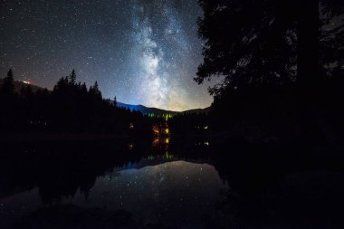 Samanyolu Dağ Gölü Vrbicke Pleso, Slovakya, Low Tatras Ulusal Parkı 'na yansıyor