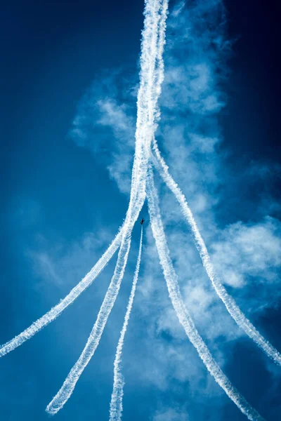 Formation Von Flugzeugen Blauen Bewölkten Himmel Während Der Flugschau — Stockfoto