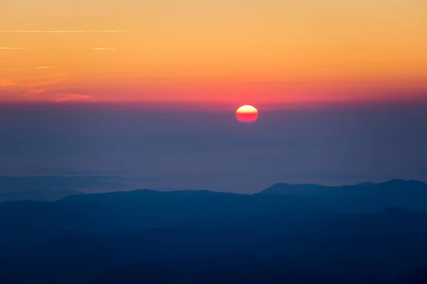 Schöner Sonnenaufgang Über Den Bergen Weite Entfernung — Stockfoto