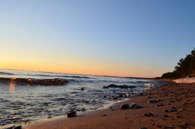 Güneşli bir yaz gününde Onega Gölü 'nün kumlu kıyıları
