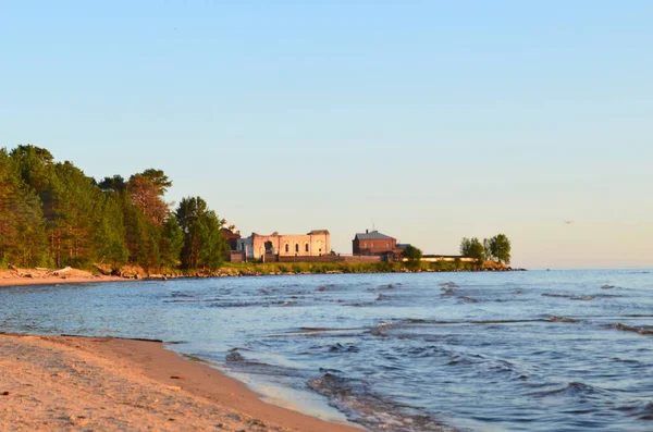 Bir yaz akşamı Onega Gölü kıyısındaki Murom Manastırı 'nın binaları