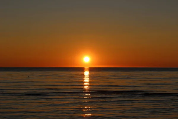       Onega Gölü, Vologda Oblastı 'nda yaz boyunca gün batımı