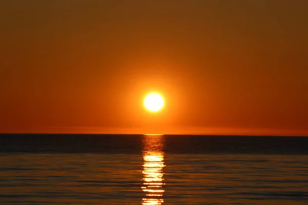     Onega Gölü, Vologda Oblastı 'nda yaz boyunca gün batımı