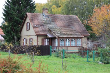 Yaroslavl bölgesindeki sakin bir köy olan Borok 'ta, açık bir sonbahar gününde tek katlı bir ev.