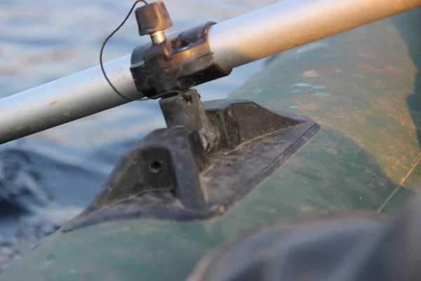 Oarlock lastik teknesi güneşli bir yaz gününde kürek çeker.