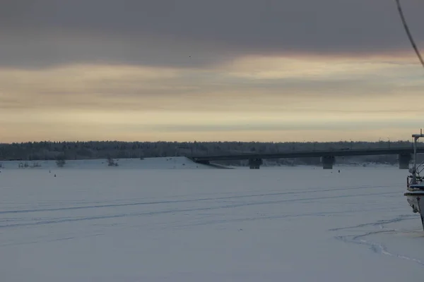 Akşamüstü bulutlu bir gökyüzü, bir sanayi limanı ve haliçinin arka planında.