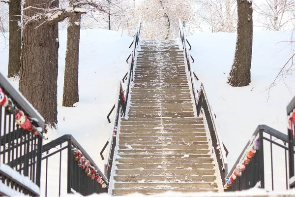 Kış günü uzun yaya merdivenleri.