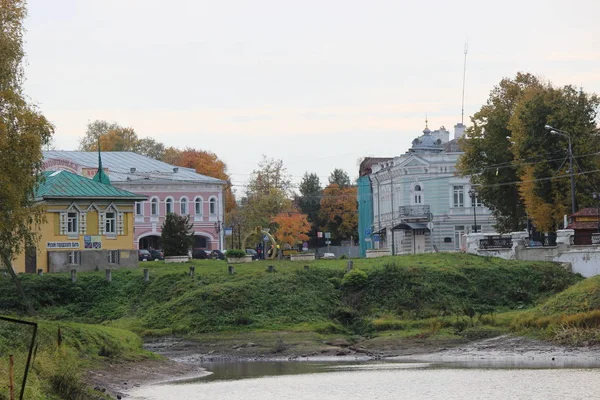 Ilık bir sonbahar gününde, Yaroslavl Bölgesi, Uglich şehir caddesi.
