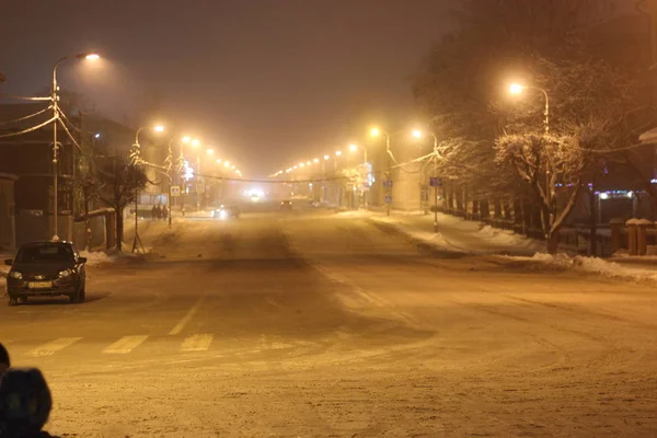 Bulutlu bir akşamda sisin içinde fenerlerin ışığında