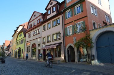 Rothenburg (Almanya) Nisan 2017. Şehrin merkez caddesi. Eski ortaçağ evleri.