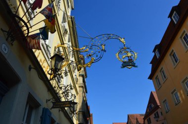 Rothenburg (Almanya) Nisan 2017. Şehrin merkez caddesi. Eski ortaçağ evleri. Kaliteli kolyedeki yazı 