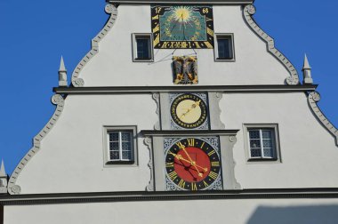 Rothenburg (Almanya) Nisan 2017. Danışman Tavern. Bir saatle ön cephe. Saat - astrolojik, takvim ve sıradan.